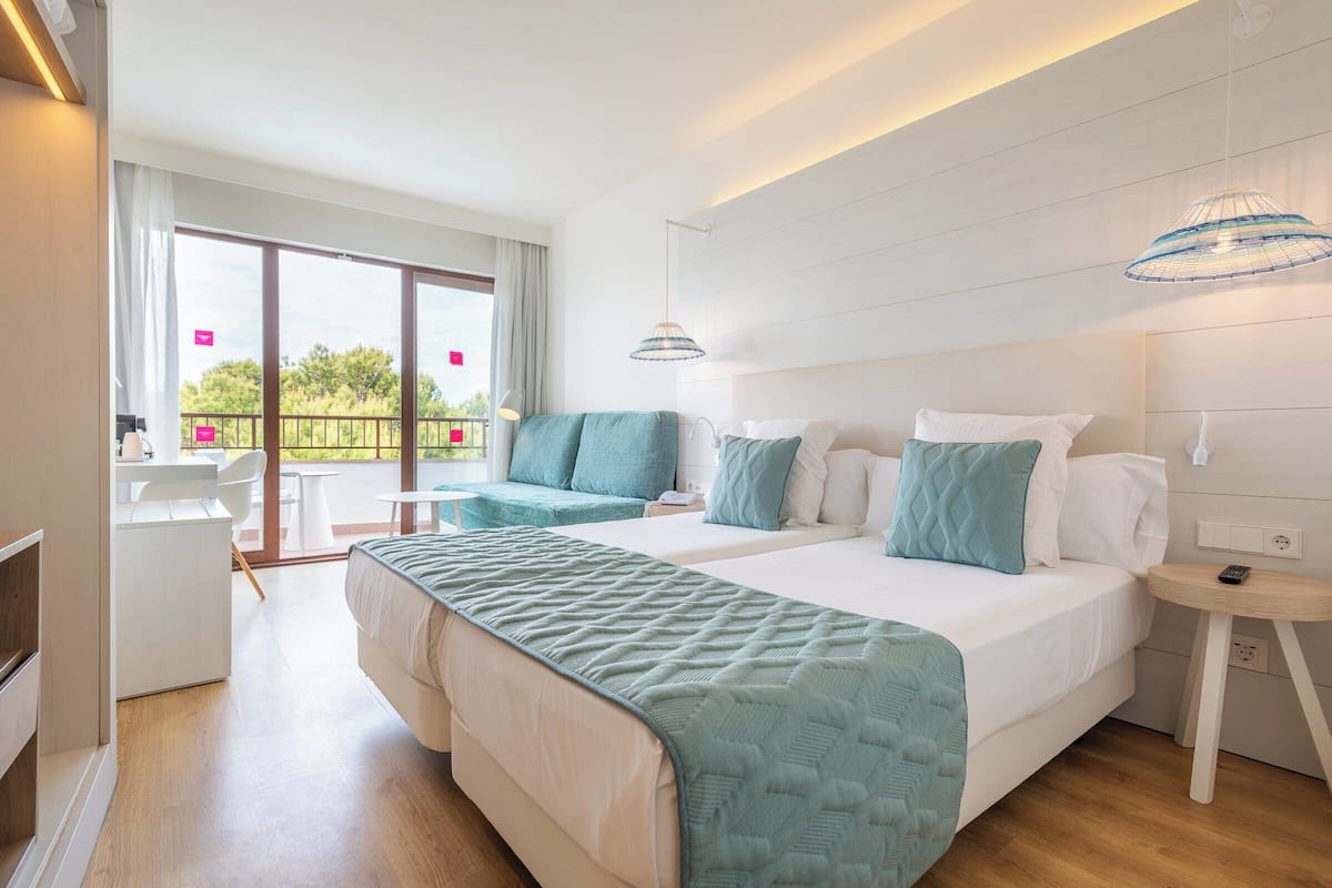 Comfort Room | 1 bedroom, minibar, in-room safe, desk