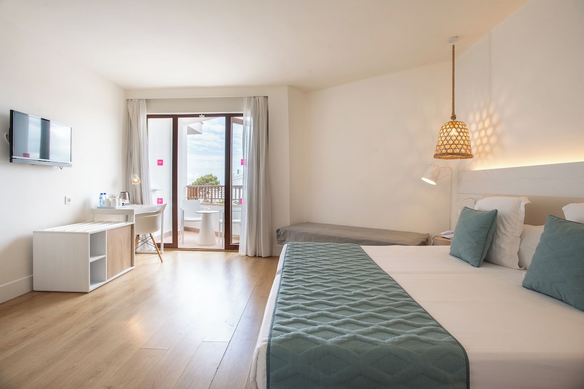 Minibar, in-room safe, desk, WiFi (free)