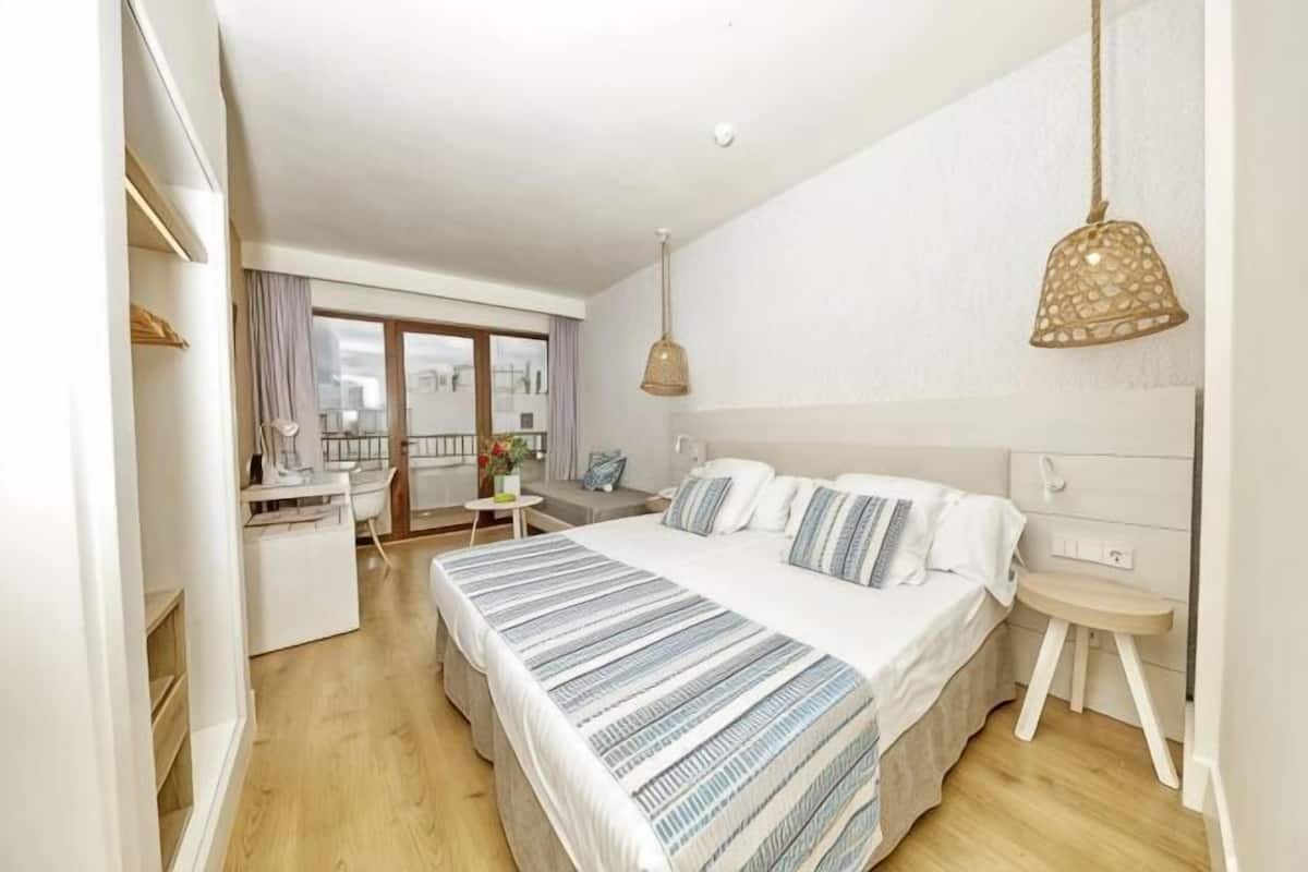 Een minibar, een kluis op de kamer, een bureau, gratis wifi