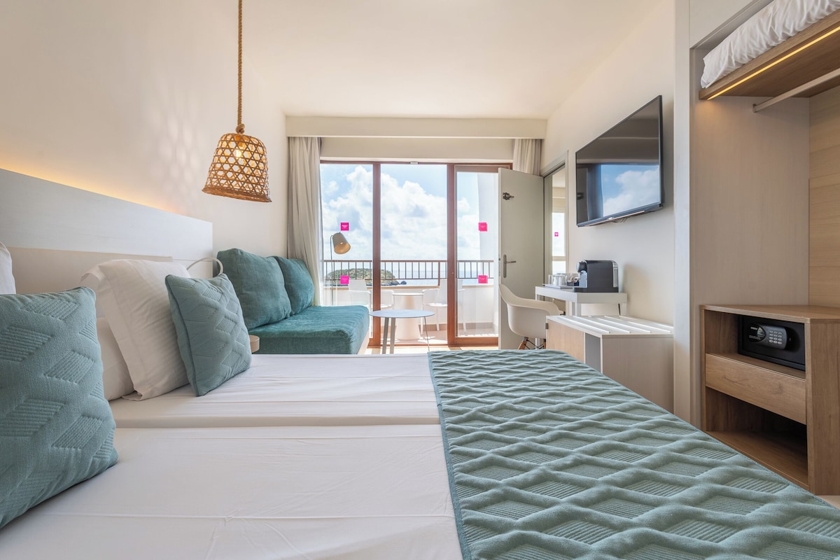 Minibar, in-room safe, desk, WiFi (free)