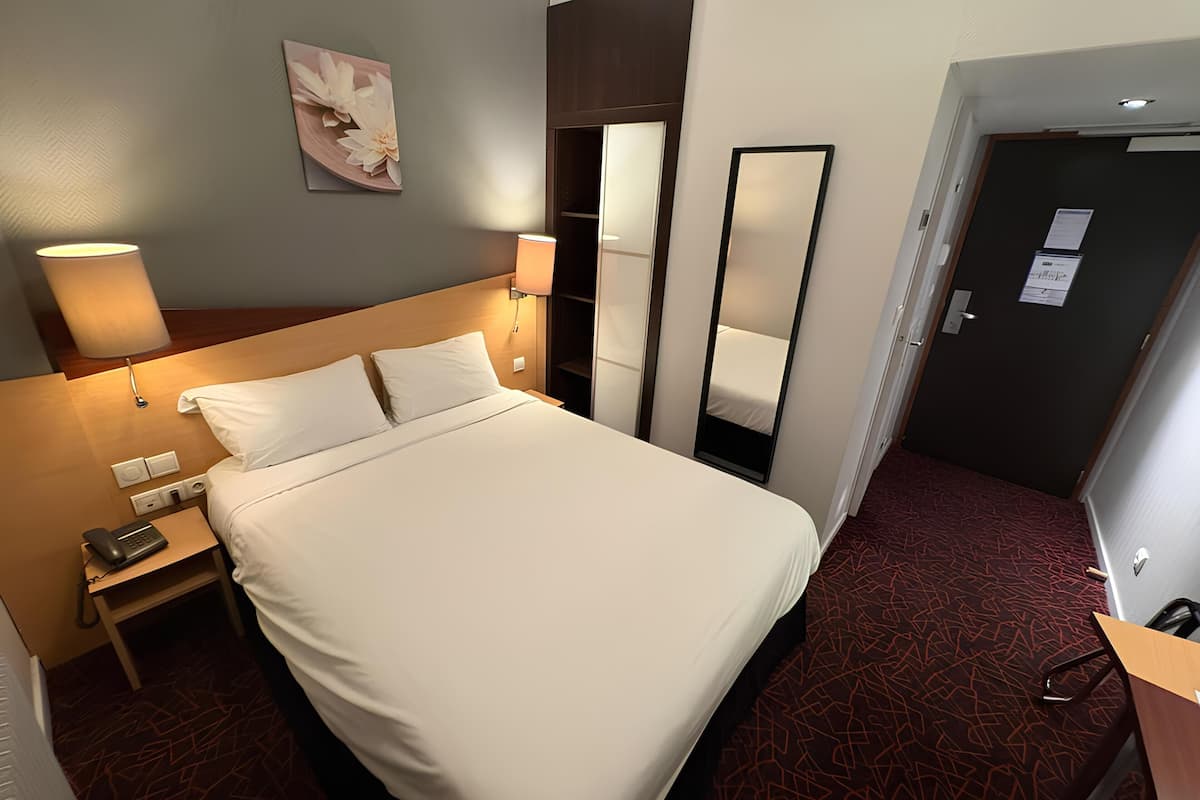 Camera Standard, 1 letto matrimoniale | Con arredamento individuale, una scrivania, tende oscuranti