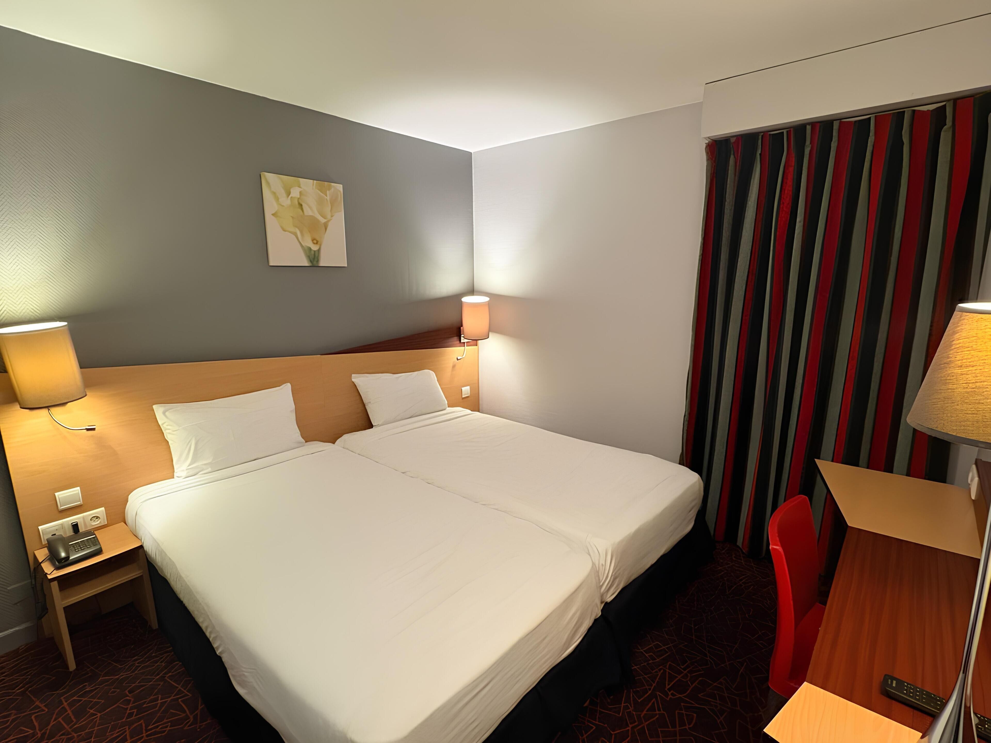 Camera Standard, 2 letti singoli | Con arredamento individuale, una scrivania, tende oscuranti