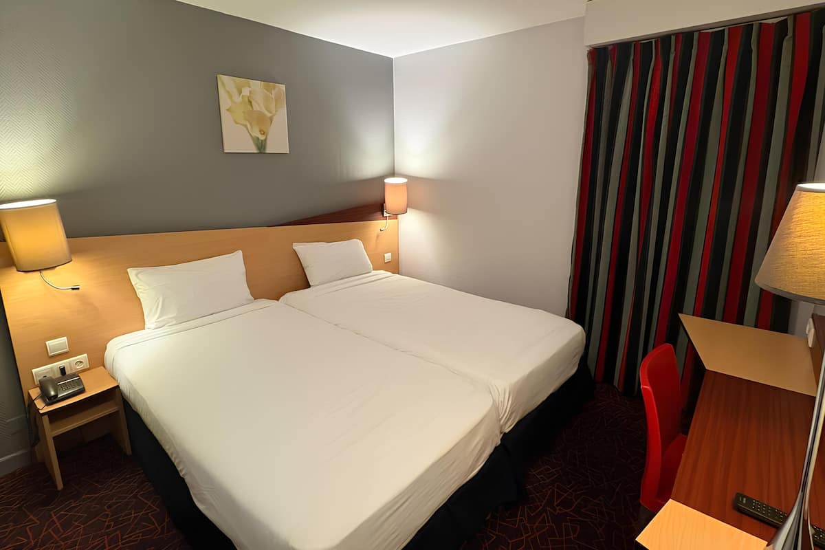 Camera Standard, 2 letti singoli | Con arredamento individuale, una scrivania, tende oscuranti