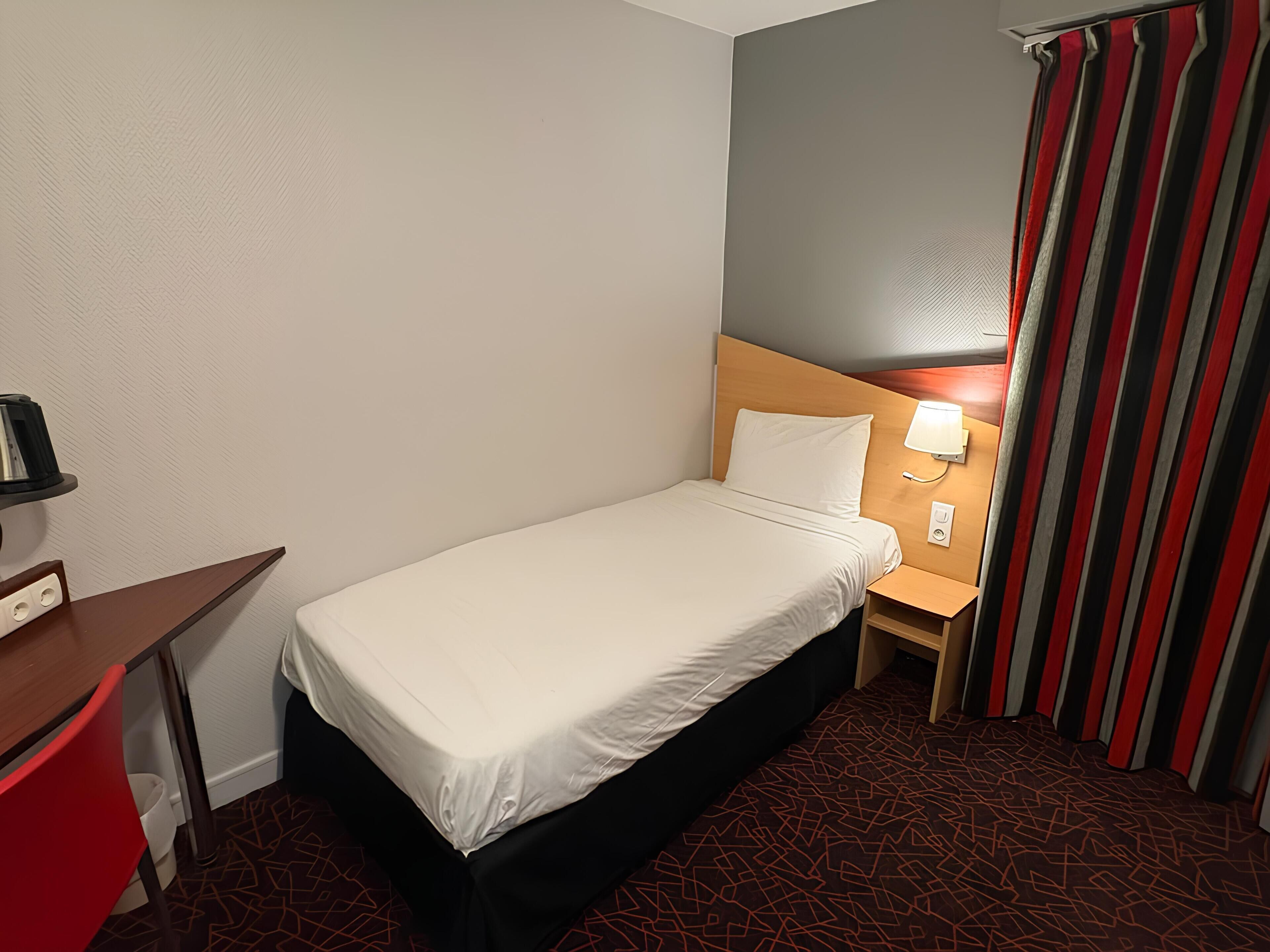 Camera Standard, 1 letto singolo | Con arredamento individuale, una scrivania, tende oscuranti