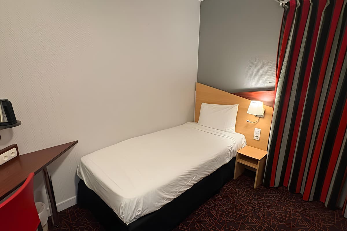 Camera Standard, 1 letto singolo | Con arredamento individuale, una scrivania, tende oscuranti