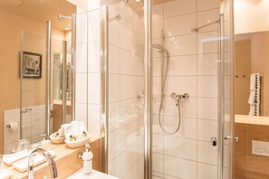 Habitació Comfort, 1 llit doble | Bany | Combinació de dutxa i banyera, assecador de cabells i tovalloles 
