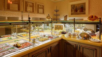 Colazione a buffet, servita tutte le mattine (17 EUR a persona)