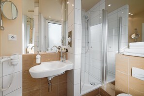Doppelzimmer mit Schlafcouch | Badezimmer | Duschwanne, Haartrockner, Handtücher