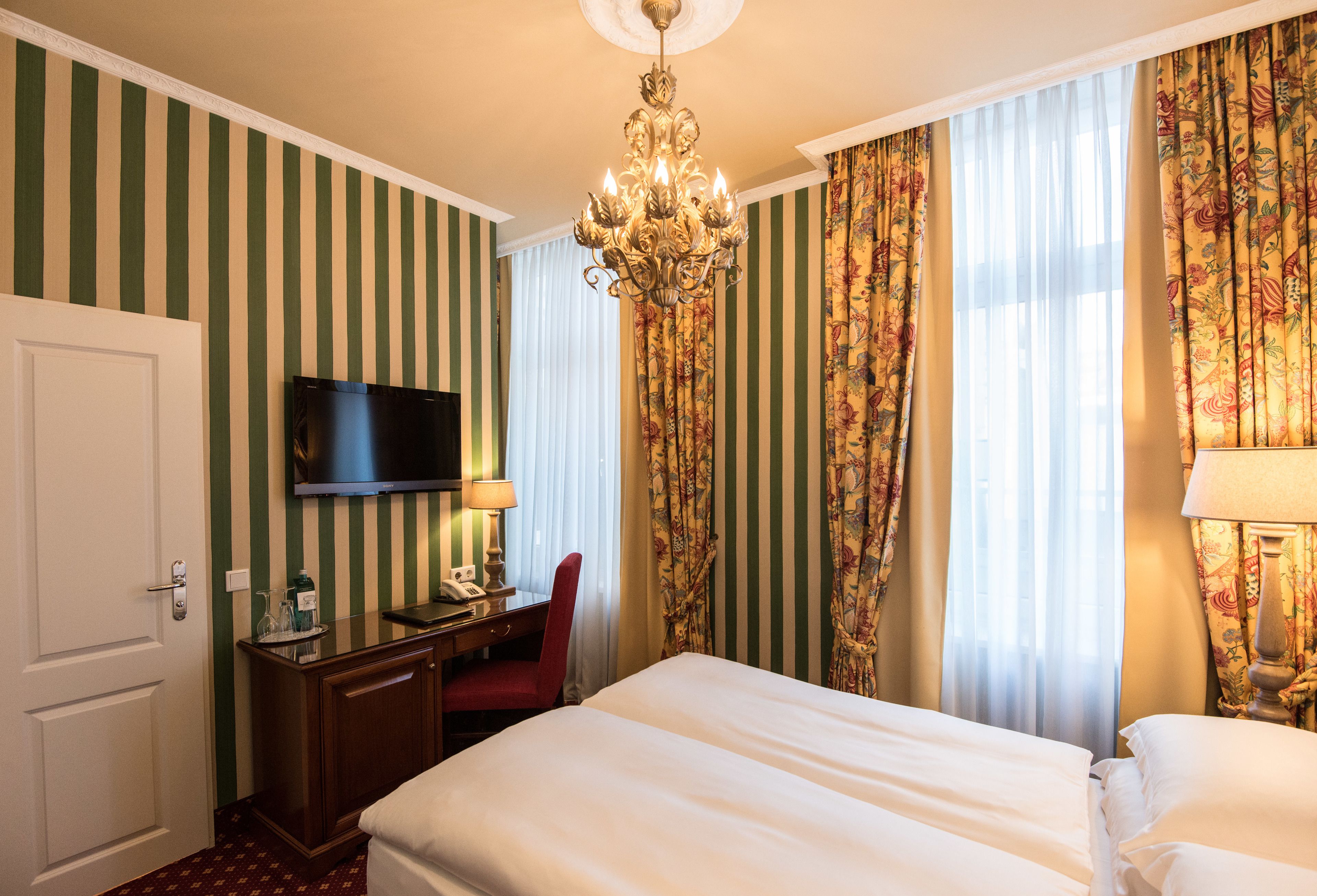 double room | hypo-allergenic bedding, minibar, in-room safe, individually decorated