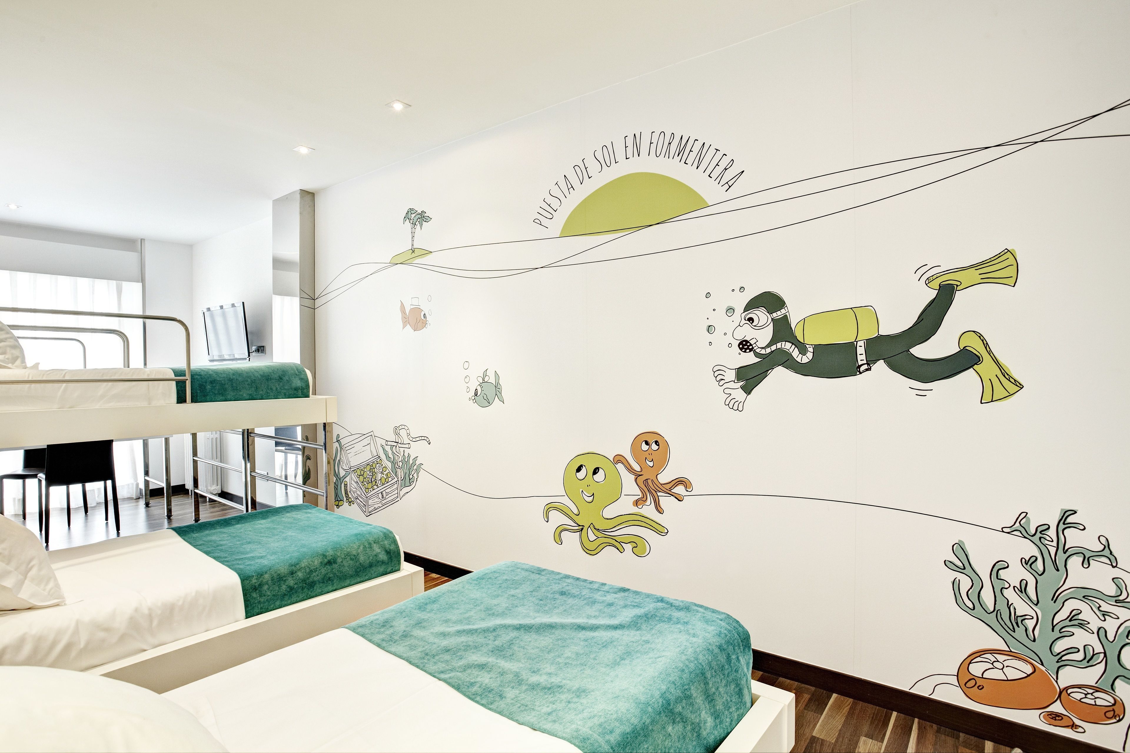 Quarto família, sacada, vista para o mar | Roupas de cama premium, frigobar, cofres nos quartos, escrivaninha