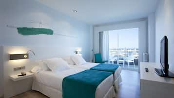 Seprai premium, minibar, brankas, dan meja kerja