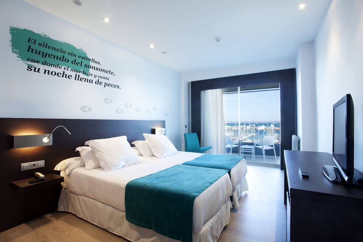 Sengetøy av topp kvalitet, minibar, safe på rommet og skrivebord