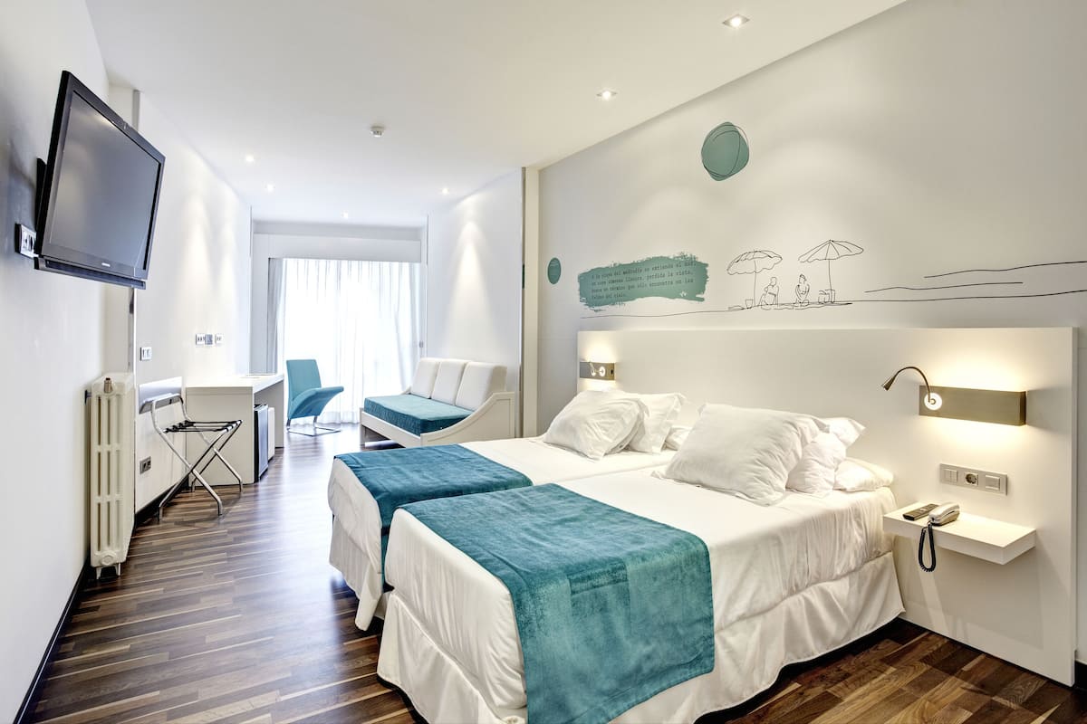 Habitación triple, balcón, vista al mar | 1 habitación, ropa de cama de alta calidad y minibar