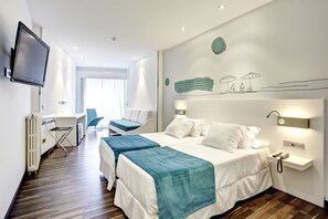 Triple Room, Balcony, Sea View | Premium bedding, minibar, in-room safe, desk - Hotel Costa Azul (Palma de Mallorca)