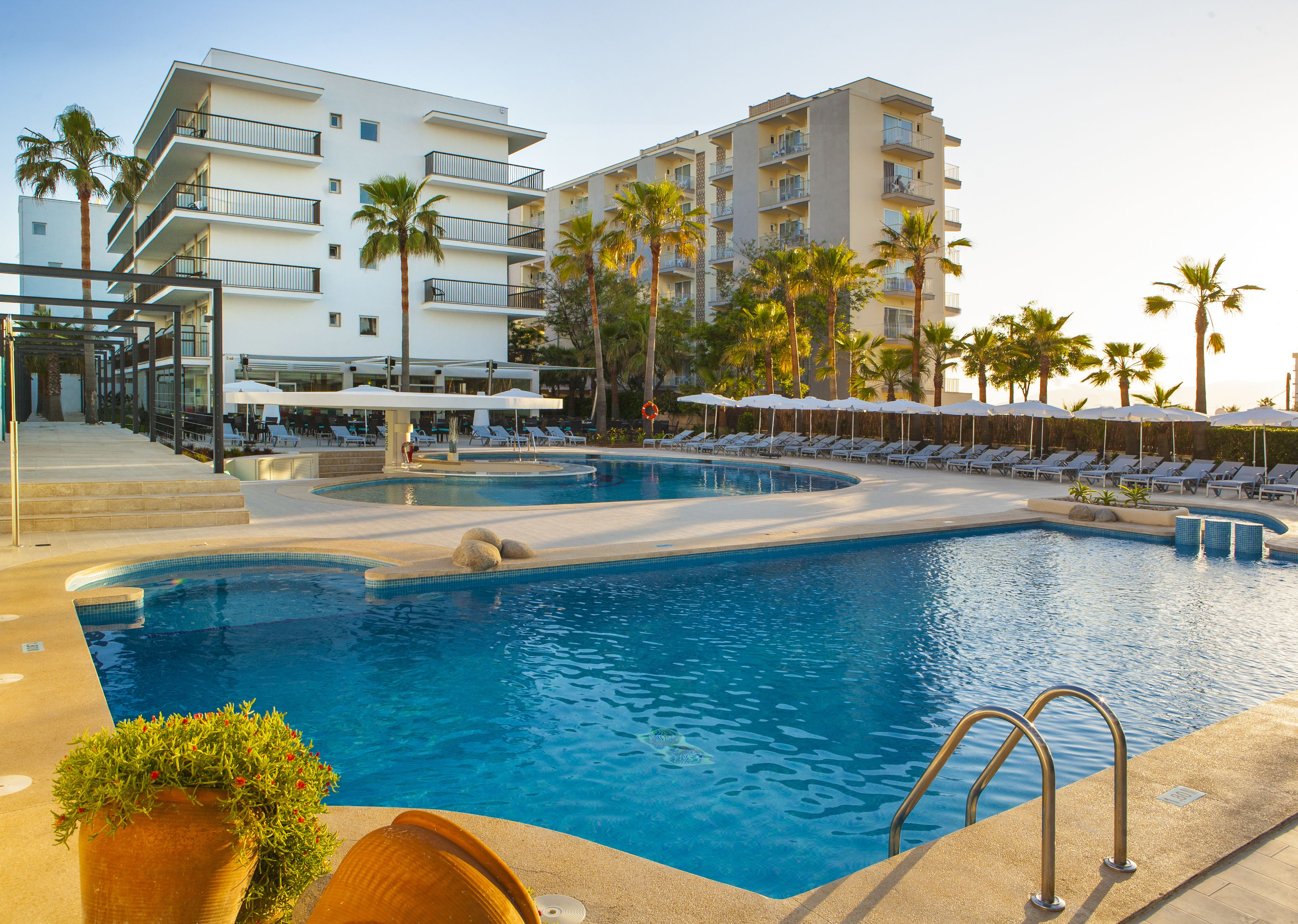 Piscine couverte, 2 piscines extérieures, parasols de plage