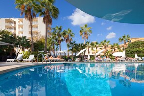 A swimming pool with lounge chairs and palm trees, surrounded by a building with balconies. - Hotel JS Palma Stay - Adults Only (Palma de Mallorca)