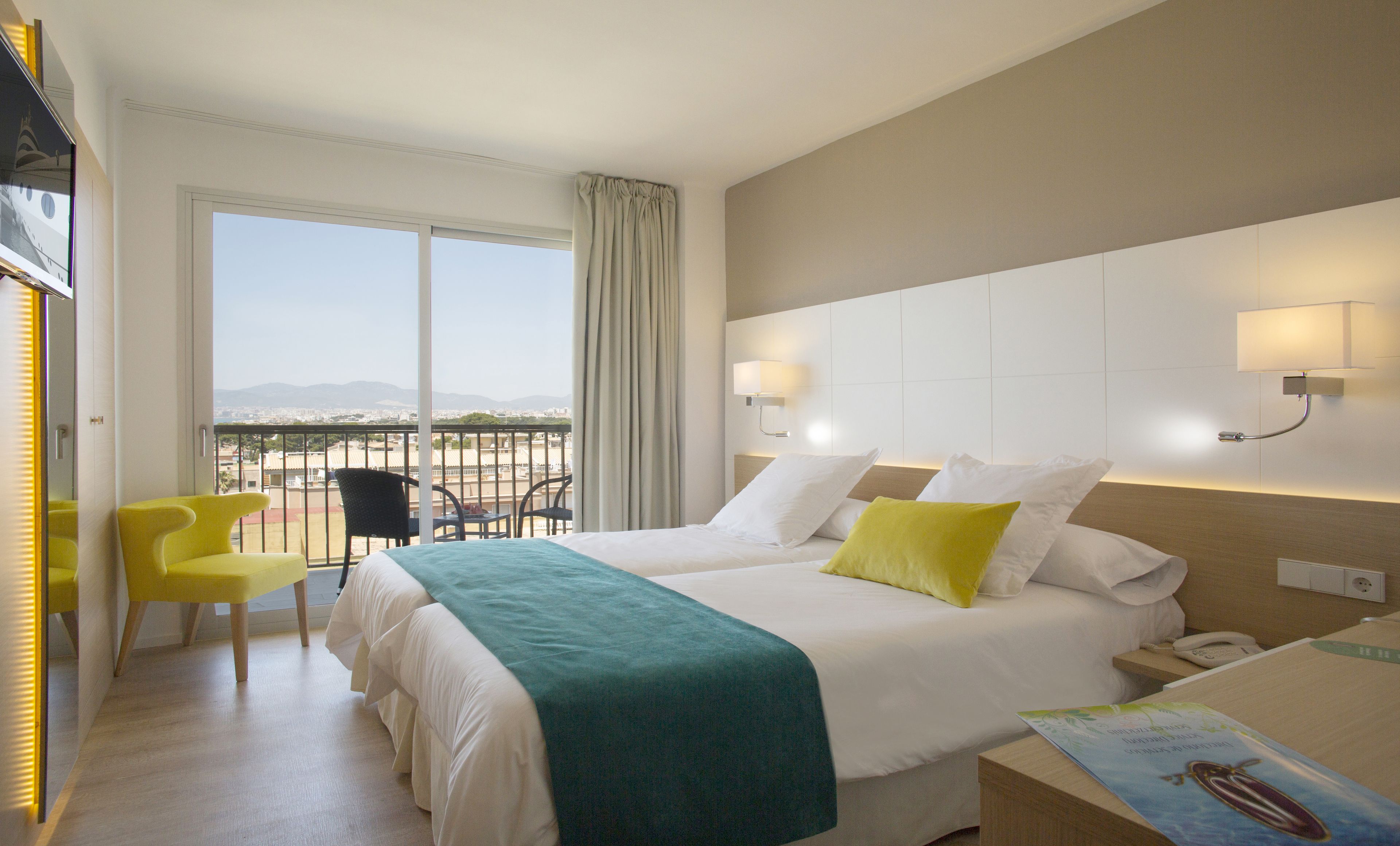 Habitación estándar doble, balcón | Minibar, escritorio, sistema de insonorización y wifi gratis