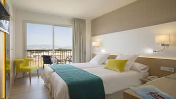 Habitación estándar doble, balcón | Minibar, escritorio, sistema de insonorización y wifi gratis