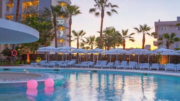 Alberca techada, 2 albercas al aire libre y sombrillas en la alberca