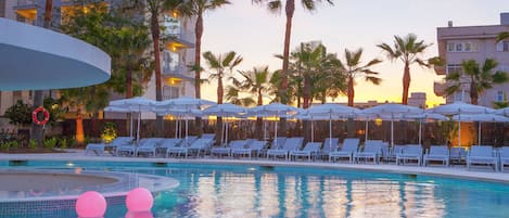 Innendørsbasseng,2 utendørsbassenger, bassengparasoller og solsenger