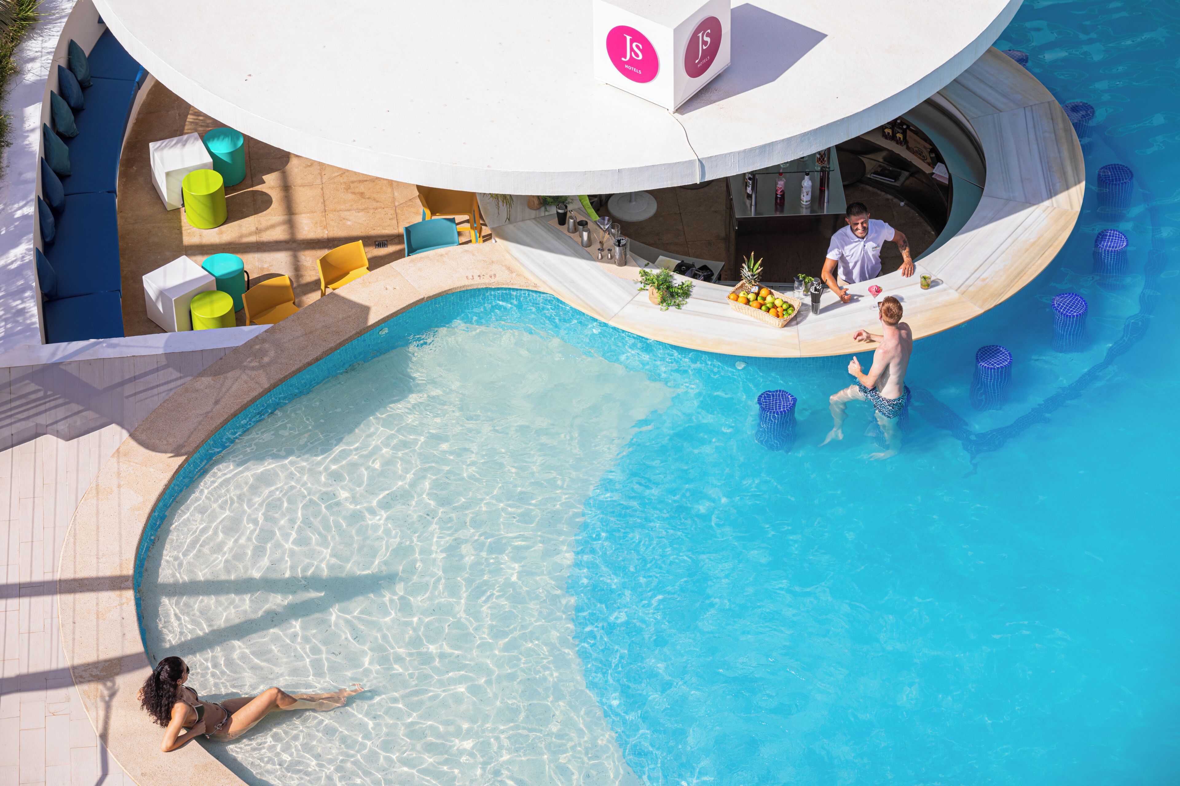 Piscina interna, 2 piscinas externas, guarda-sóis, espreguiçadeiras