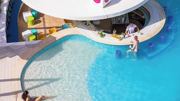 Piscina interna, 2 piscinas externas, guarda-sóis, espreguiçadeiras