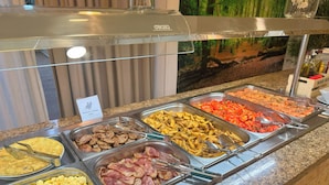 A buffet with various food options including eggs, bacon, sausages, and vegetables. - Hotel Selva Arenal (Llucmajor)