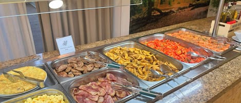 Petit déjeuner buffet (6 EUR par personne)
