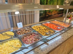 A buffet with various food options including eggs, bacon, sausages, and vegetables. - Hotel Selva Arenal (Llucmajor)
