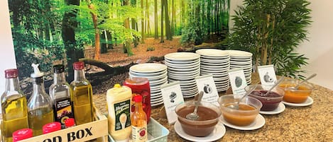 Tägliches Frühstücksbuffet (6 EUR pro Person)