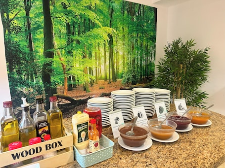 Tägliches Frühstücksbuffet (6 EUR pro Person)