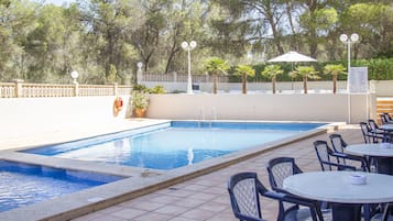 Alberca al aire libre por temporada y camastros
