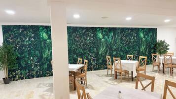 Tägliches Frühstücksbuffet (6 EUR pro Person)