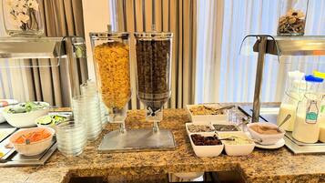 Dagelijks ontbijtbuffet (EUR 6 per persoon)