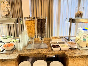 每日供应自助式早餐（每人 EUR 6）