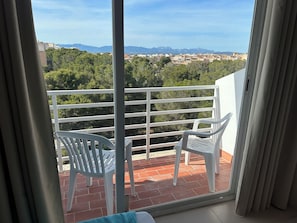 Desk, blackout drapes, free WiFi, bed sheets