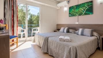 Habitación estándar doble, balcón | Escritorio, cortinas opacas, ropa de cama