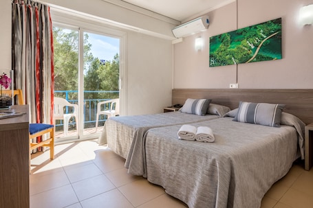 Habitación estándar doble, balcón | Escritorio, cortinas opacas, ropa de cama. Hotel Costa Mediterraneo - Adults Only +16