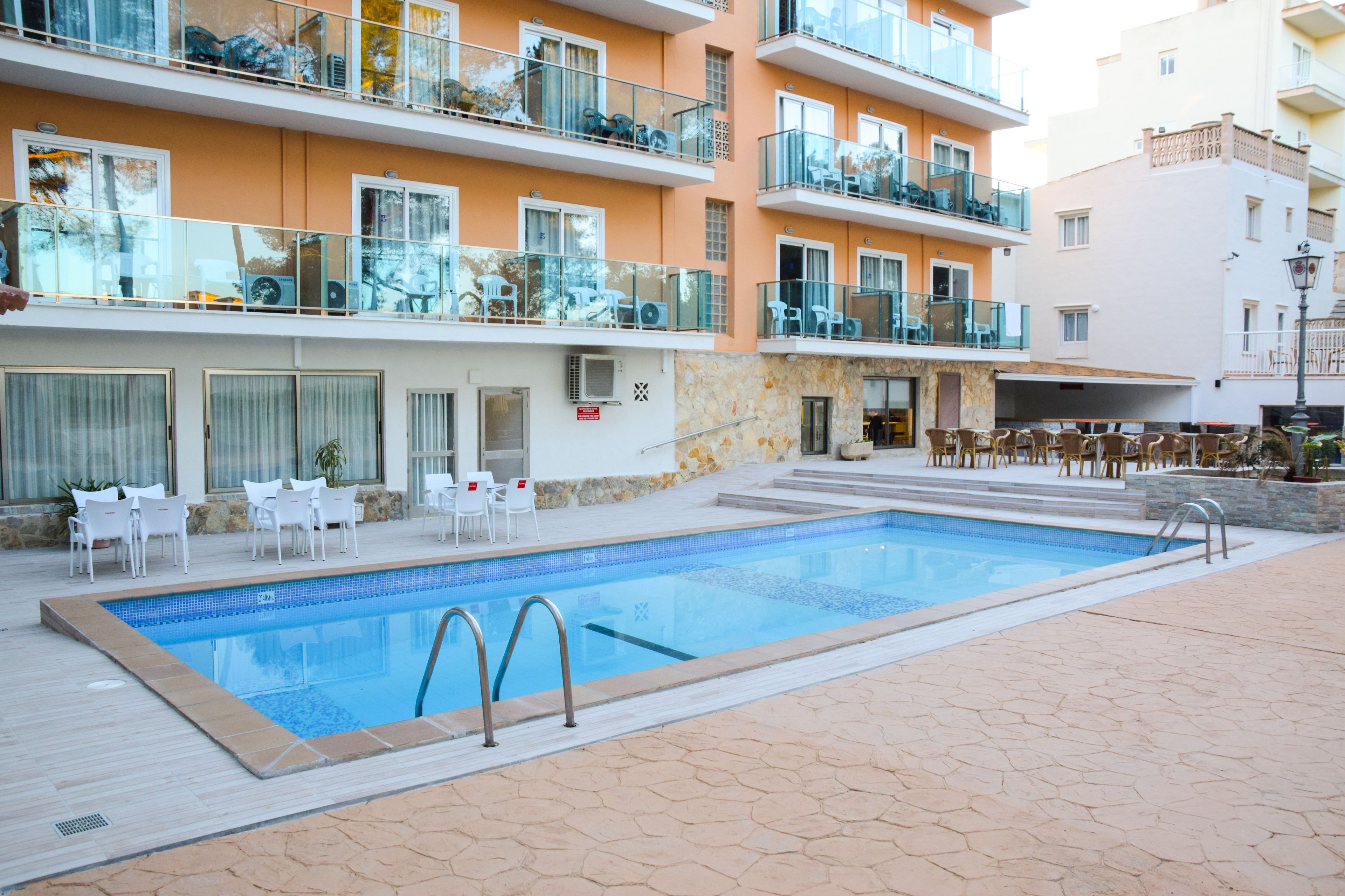 Una piscina al aire libre de temporada (de 09:00 a 20:00), sombrillas
