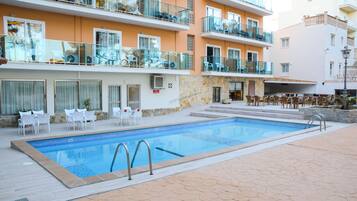 Piscina a l'aire lliure de temporada (horari: 09:00-20:00) i para-sols