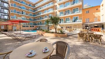 Una piscina al aire libre de temporada (de 09:00 a 20:00), sombrillas