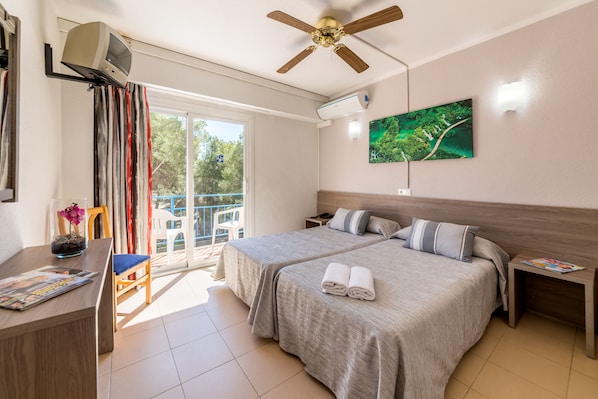 Standard-Doppelzimmer, Balkon | Schreibtisch, Verdunkelungsvorhänge, Bettwäsche