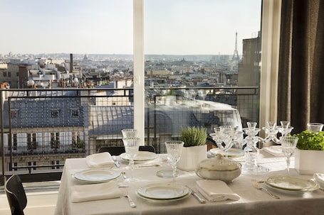 Suite (Prestige) | In-room dining. Hôtel Le Chat Noir
