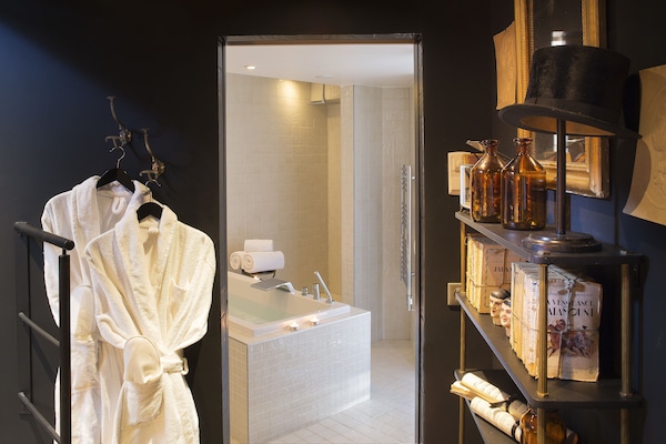 Suite (Prestige) | Bathroom | Free toiletries, hair dryer, towels, shampoo