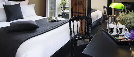 Een kluis op de kamer, een bureau, geluiddichte muren