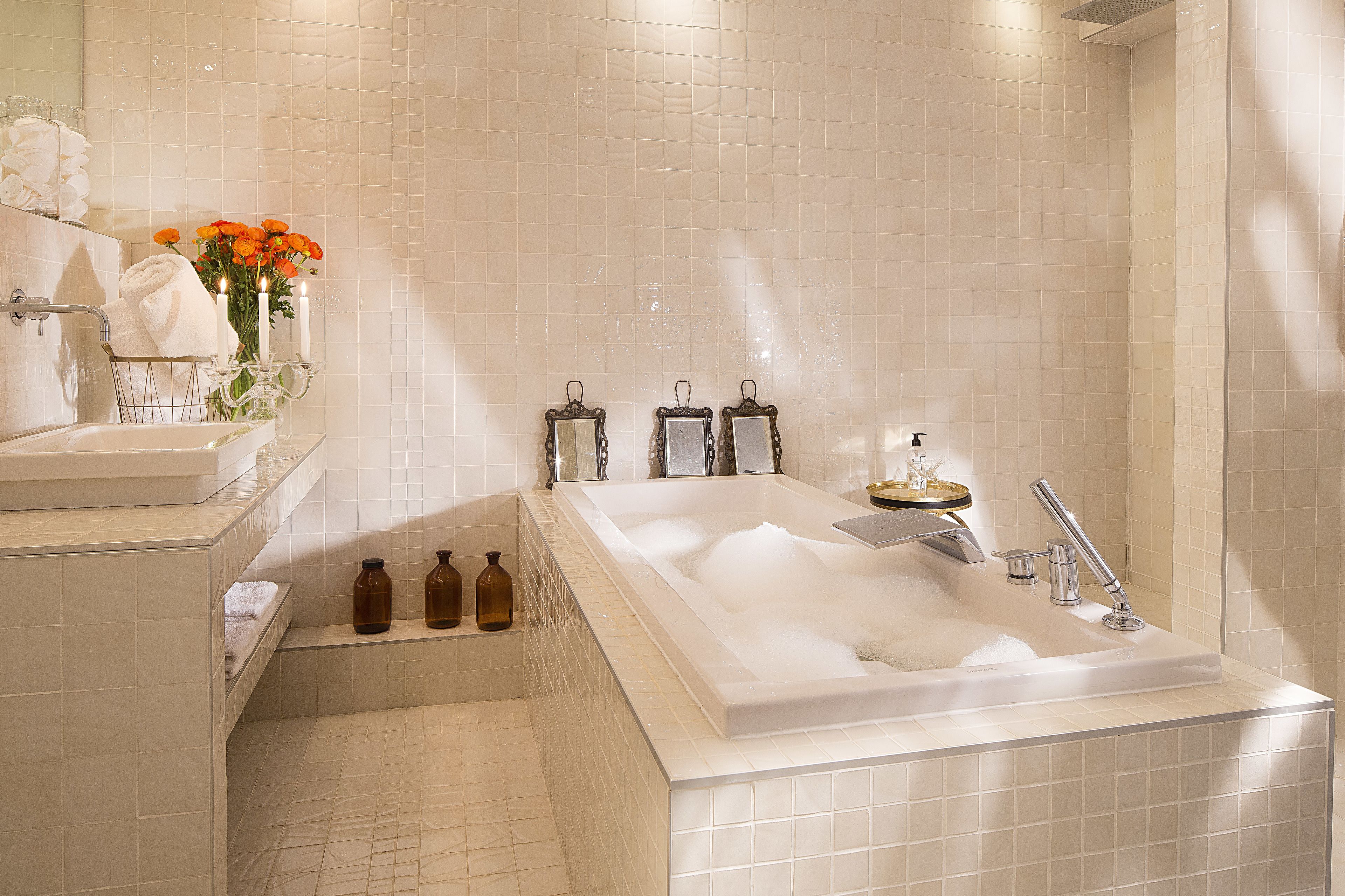 suite (prestige) | bathroom | free toiletries, hair dryer, towels, shampoo
