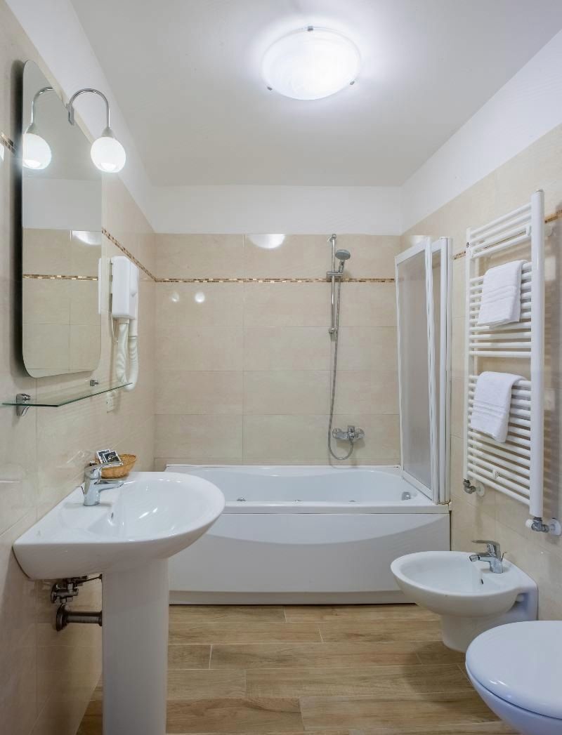 Badezimmer | Kostenlose Toilettenartikel, Haartrockner, Handtücher