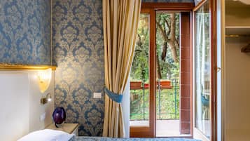 Camera familiare | Copriletto in piuma, minibar, una cassaforte in camera, una scrivania