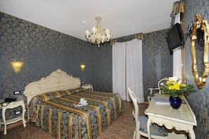 Deluxe-Doppelzimmer, Terrasse (1 large double bed) | Daunenbettdecken, Minibar, Zimmersafe, Schreibtisch