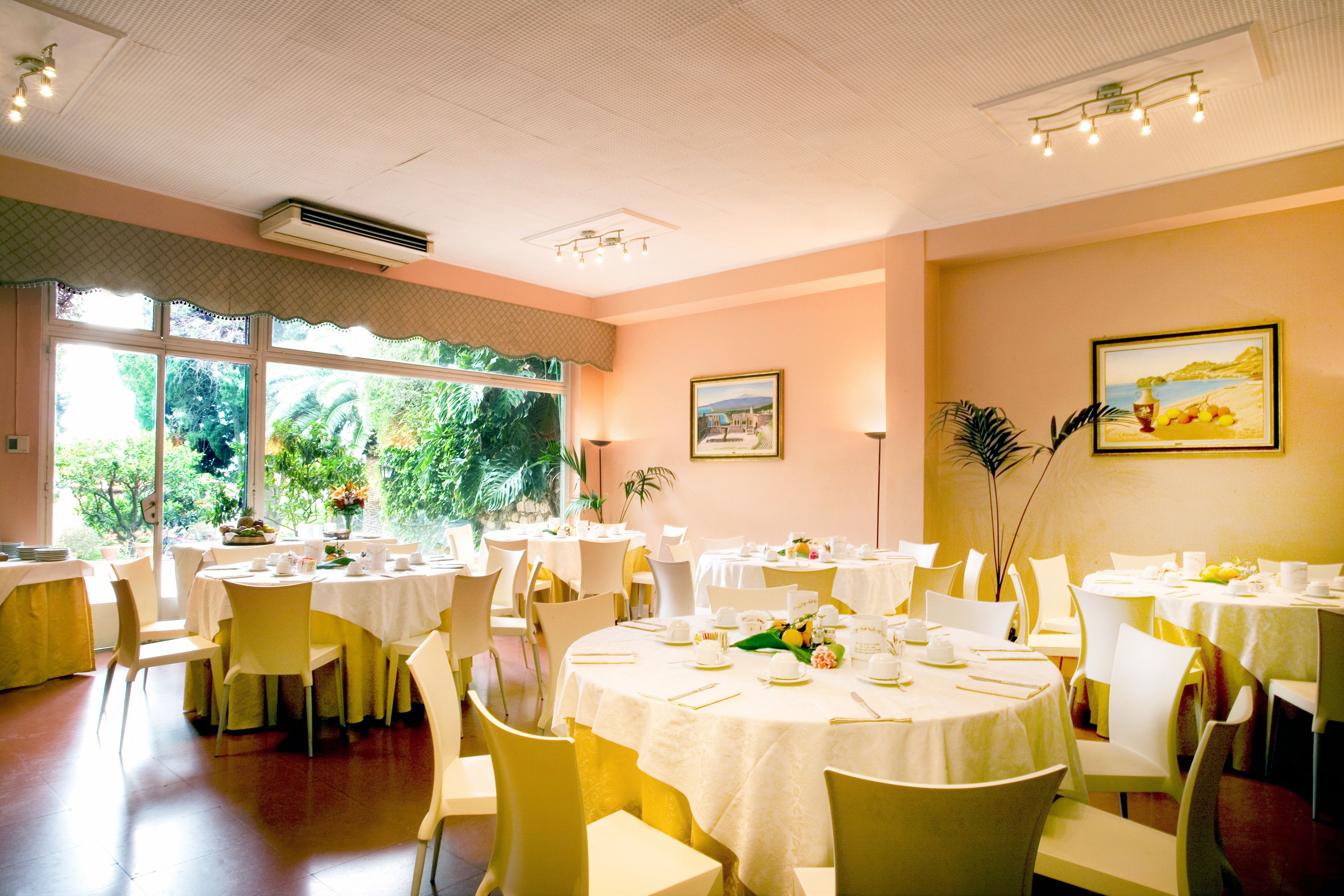 Tägliches kontinentales Frühstück (14 EUR pro Person)